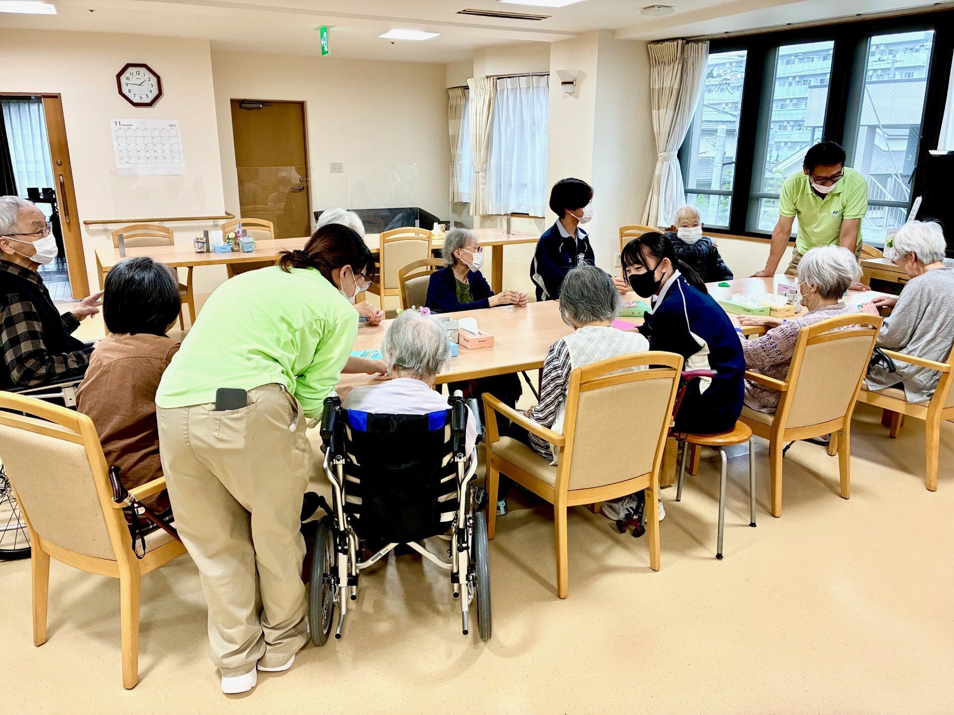福祉体験で中学生とお客様が笑顔の交流-1　ニチイホームはるひ野
