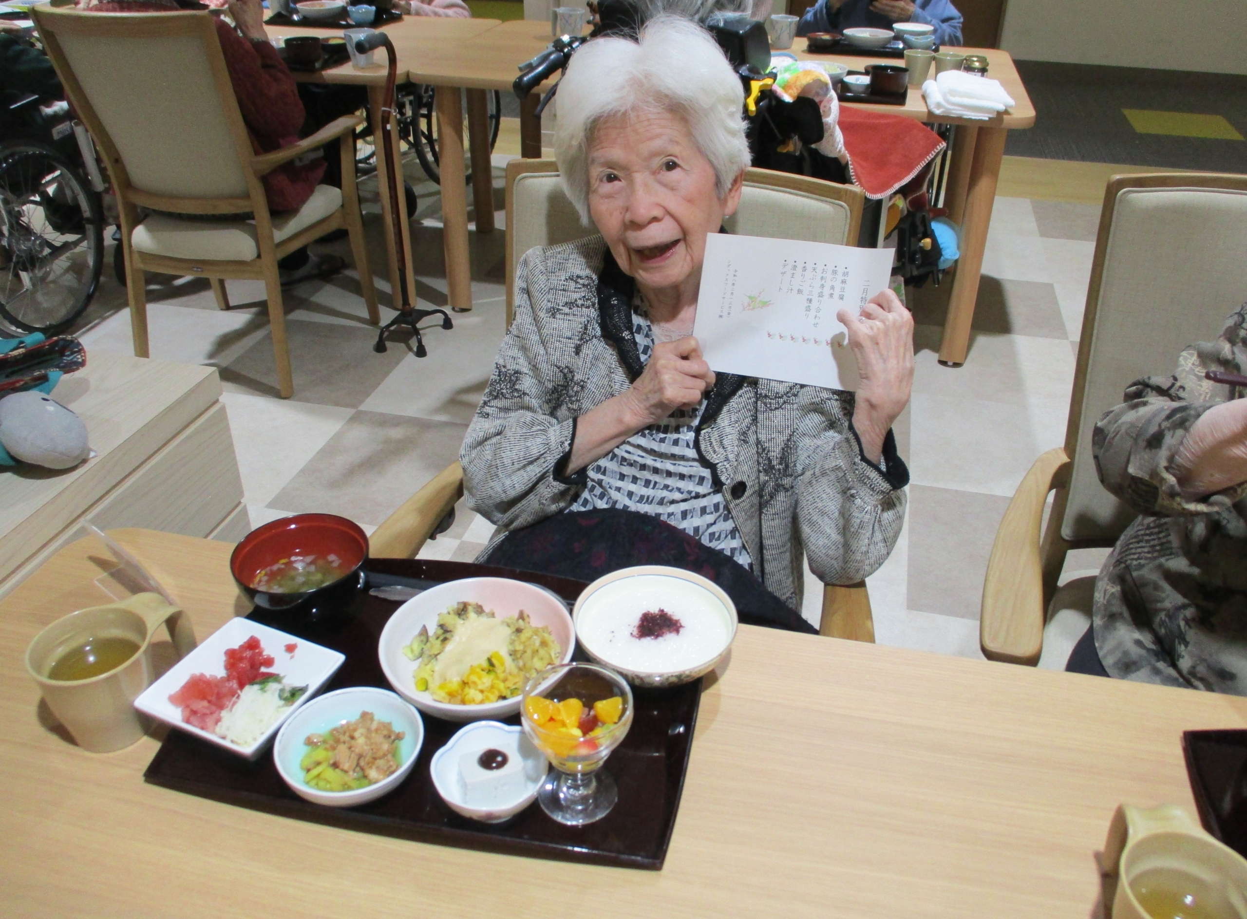 ニチイホーム杉並堀ノ内のお誕生日膳とギター演奏2